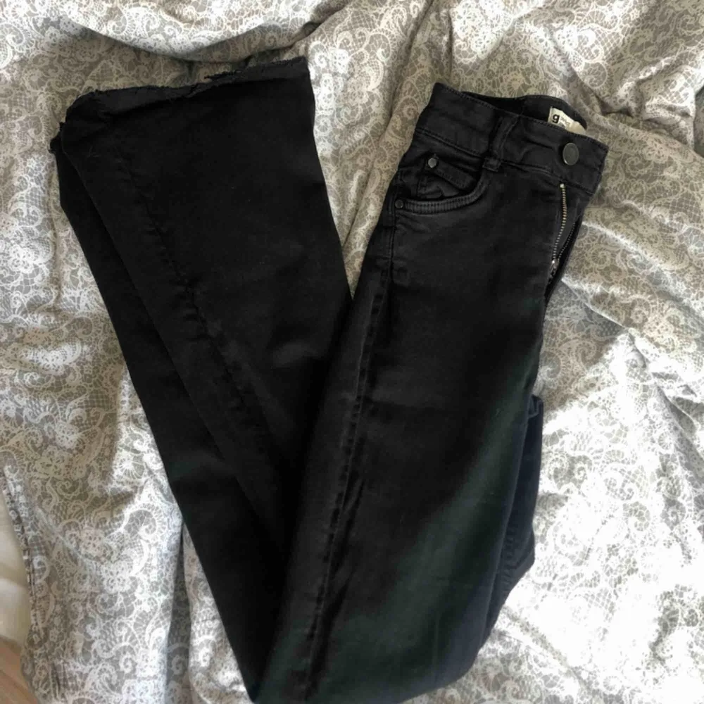 Bootcut jeans från Gina tricot. Har lite slitningar längst ner. Inte använda mycket och kommer ej till användning därav säljs dom! Vid frakt tillkommer 60 kr. . Jeans & Byxor.