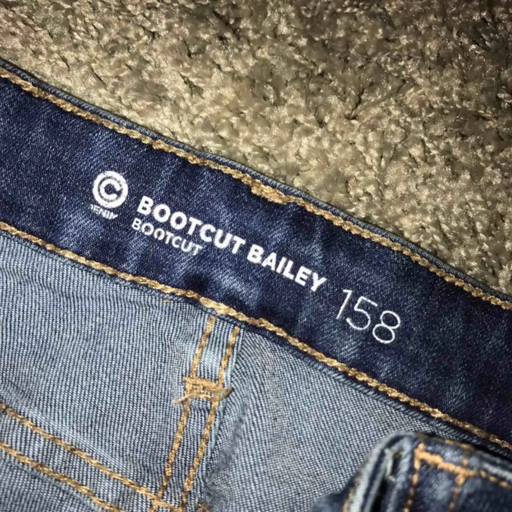 Bootcut jeans som jag vuxit ur. Jeans & Byxor.