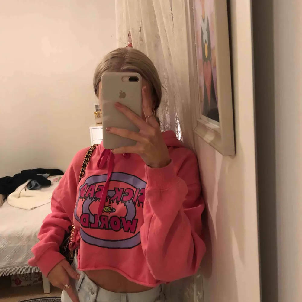Skit snygg rosa hoodie från MTV köpt på en butik i london  Croppad och jätte skönt material i en neon rosa färg Kostade runt 300/400kr  Nyskick. Hoodies.