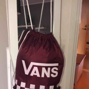  - Vans benched bag!!! Vinröd, använd max 4 gånger, ser helt ny ut. ⭐️Jag bjuder på frakten⭐️ 