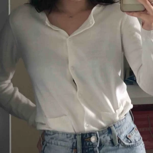  - Vit kofta från gapkids i storlek XXL, passar mig som har S