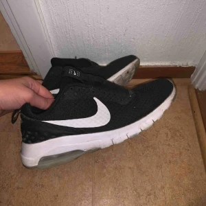  - Fina Nike skor, behöver snören därav priS