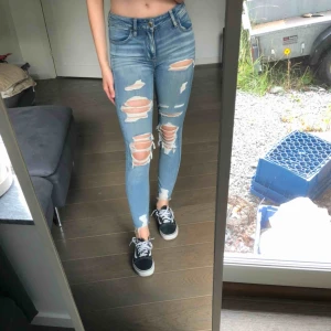  - Såååå sköna och stretchiga jeans med slitningar från American Eagle (köpta i usa) i storlek ”00” vilket motsvarar en W23/24 vilket är som en XS. Kan mötas upp i Stockholm eller så står köparen för frakt.