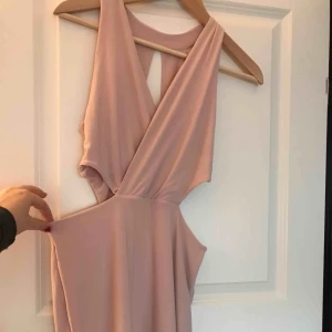 - Rosa klänning från Nelly! Aldrig använd!
