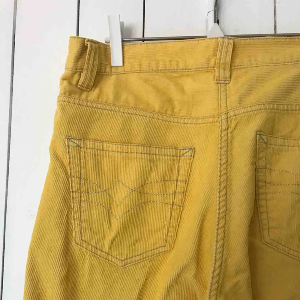 Gula manchesterbyxor i jeansmodell. Väl använda och schysst vintage-feel. Silvriga sömmar på fickorna bak. Lätt utsvängda ben i 70-tals vibe. Köparen står för frakt eller möts upp i Gbg ✨. Jeans & Byxor.