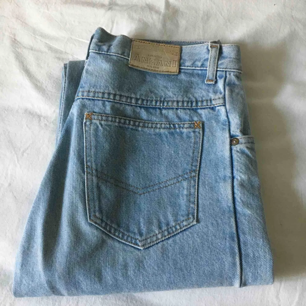 Ljusblå vintage-jeans i stl 27-28. Avklippta till en L30 i benen. Lite lösa på mig som är en 36a! Köpta på Beyond Retro. I bra skick.. Jeans & Byxor.
