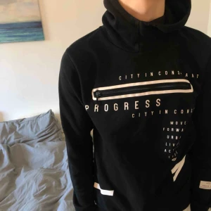  - Svart hoodie från HM med en dragkedja på bröstet, använt ett fåtal gånger. Köparen står för frakt