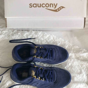  - Storlek: 39  Specialskor med specialsula! Kommer i orginalförpackning! Extra skosnöre medföljer! Använda ett fåtal gånger!