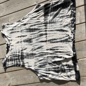  - Är lite smånoppor på, därav det billiga priset. I övrigt är den i fint skick. Kan skickas, köparen står för frakten. Hämtas i Onsala.