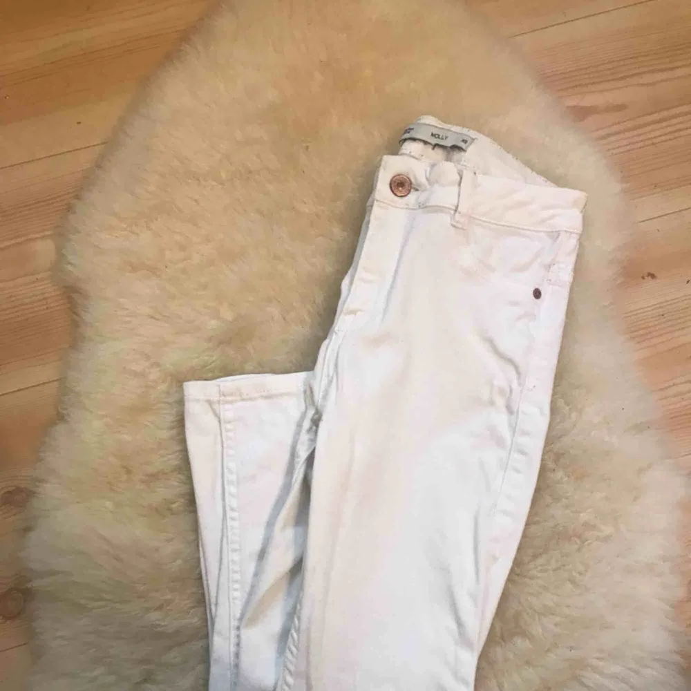 vita jeans i den populära ”molly” modellen från ginatricot, i bra skick bara att de är lite ludd i fickorna som går att ta bort (men ja har inte tålamodet haha) 🥰 kan fraktas . Jeans & Byxor.