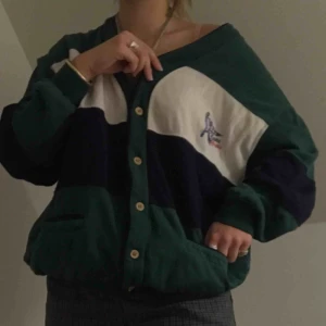  - Extremt bekväm och snygg tröja!! Ser bra ut med lager eller bara av sig själv