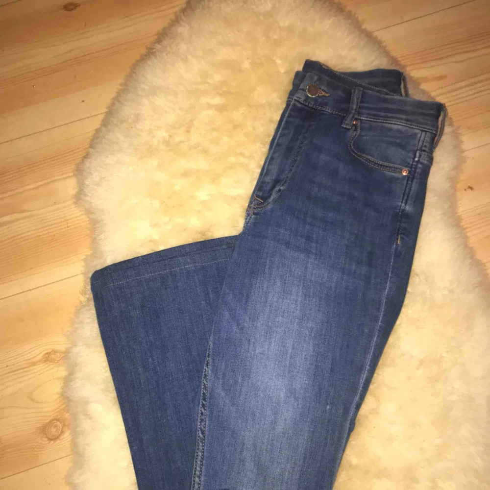 nya bootcut jeans med hål på båda knän, sitter väldigt bra på och formar snyggt, säljs pga har likadana fast ljusare! High waisted! 🥰 kan fraktas . Jeans & Byxor.