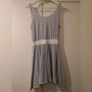  - Sommarklänning med öppen rygg. Ljusblå och vit. Köparen står för frakt. 