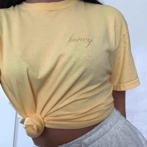  - Söt topp köpt på brandy Melville 🌟Frakt tillkommer på 50 kr. Använd 1 gång