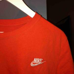 Orange Nike t-shirt i storlek M. Köpte den för 300 men säljer för 169kr. Använd 1-2 gånger och säljer den då det inte är min stil. Fraktar men kan också mötas upp i Gbg 🥰