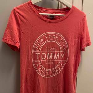 T-shirt från Tommy Hilfiger i storlek XS. Köparen står för frakten :)