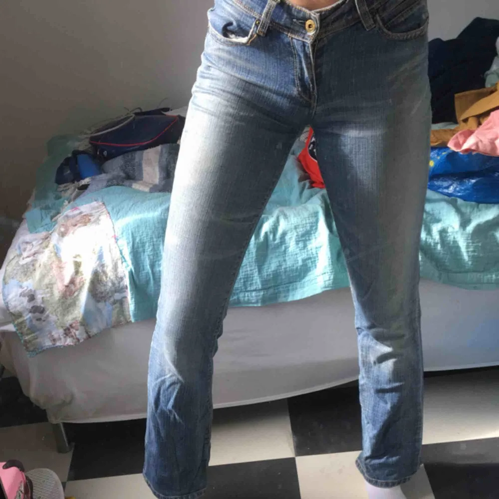 Ett bar vintage Levis bootcut jeans, sitter som en smäck om man har storlek 27( typ 36/S) köpte på second hand så de är lite använda därför priset men tycker bara att de är snyggt slitna🤪 . Jeans & Byxor.