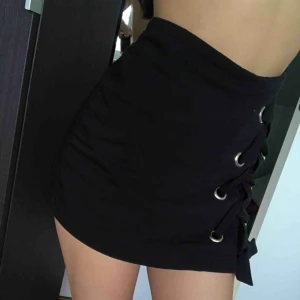  - Skitsnygga svarta kjolshorts med snörning! Perfekta för stunder då du vill känna dig extra snygg. Dem e som nya, passar tyvärr inte mig längre dock. Storleken är 34, men dem känns större än så. Så jag skulle vilja säga storlek 36. 