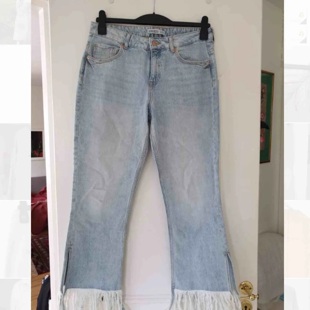 Ljusa jeans men slits och fransar från Zara. Knappt använda så i väldigt bra skick. Lite mindre i storleken skulle jag säga. Ser ut som att jeansen är fläckiga men det är endast fel på bilderna, ej i verkligheten. Frakt ingår!. Jeans & Byxor.