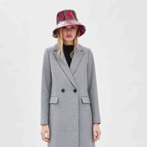  - Säljer min kappa från Zara. Perfekt nu till hösten samt vinter! 