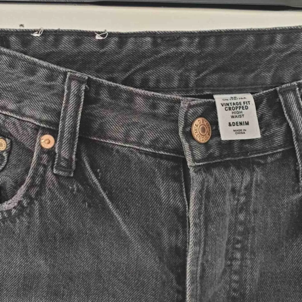 Snygga gråsvarta jeans från H&M i modellen ”Vintage Fit Cropped”. Knappt använda så därav i väldigt bra skick. De ser lite missfärgade ut men det är endast bildfel. Frakt ingår!. Jeans & Byxor.