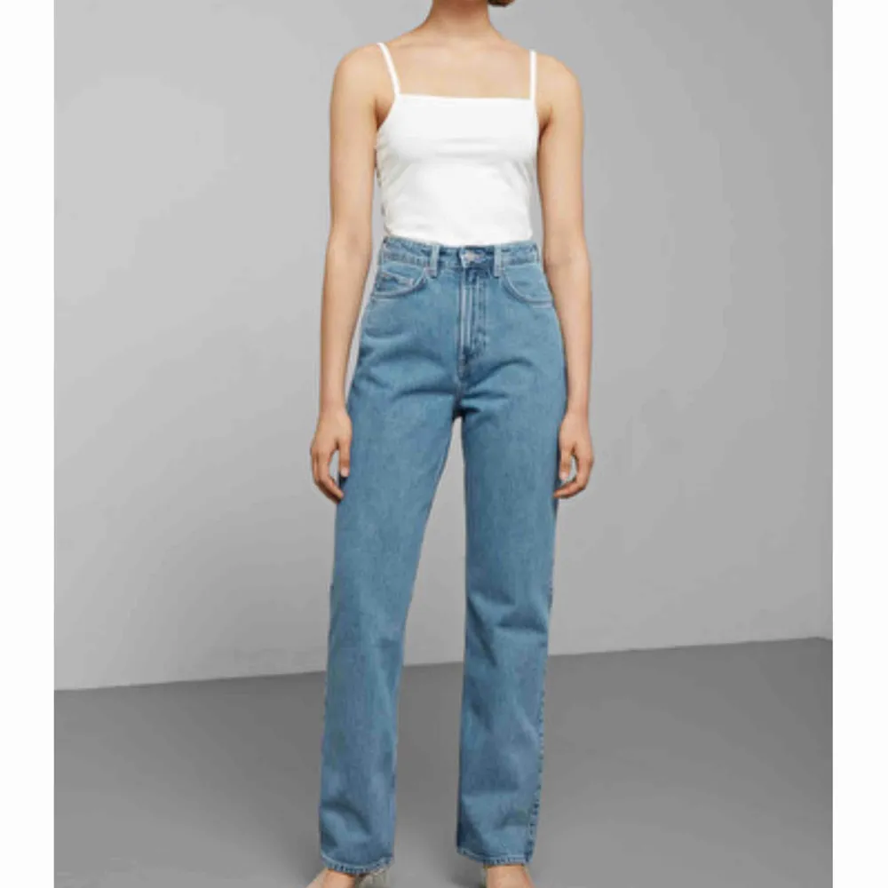 Säljer mina jätte snygga jeans ifrån weekday i modellen ROW. Köparen står för frakten!💛💕. Jeans & Byxor.