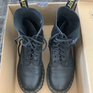  - Säljer Pascal Black Virginia Doc Martens köpta för ca 1 år sedan i storlek 37.   Varsamt använda, enda slitningen är framme vid tårna då materialet gått av lite men det syns knappast. 