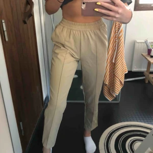  - Säljer dessa supersnygga och populära byxor från nakd. Aldrig använda då dem inte kommit till användning! Lika fina som nya! Köparen står för frakten:)