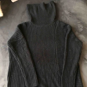  - Svart gosig stickad tröja i fint skick. Ganska stor i storleken, skulle säga att den passar upp till L. 