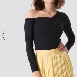 - ”Off One Shoulder Top Black” i storlek S (väldigt liten i storleken). Köpte den på NA-KD för 299kr och säljer den 100kr. Aldrig använd! Köparen står för eventuell frakt. 