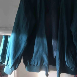  - Turkos/blå bomberjacka i 100% silke! Både snygg och unik. Sitter perfekt snyggt oversize på en XS/S. Köpt på beyond retro i London för runt 400kr, toppskick! Jag bjuder på frakt :)
