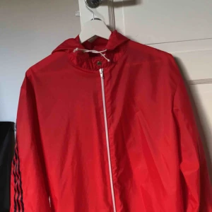  - Säljer min Retro Adidas regnjacka på grund av att jag aldrig använder den. Storleken är L men passar nog bäst på en S/M! Köpt begagnad men är i superfint skick och jag själv har i princip inte använt den <3
