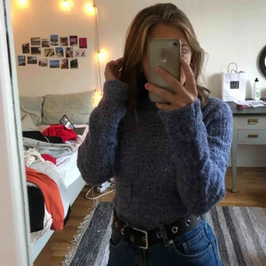  - Säljer denna fina stickade blå/lila tröja. Frakt tillkommer, priset kan diskuteras. Kan ev mötas upp i stockholm🦋🦋