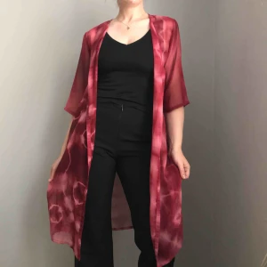  - Frakt ingår! • röd lång oversized kofta med trekvartsärmar i tunt transparent material med batikmönster • från HENNES i storlek 46/48 men kan passa de flesta storlekar beroende på hur man vill att den sitter • i mkt bra skick. 