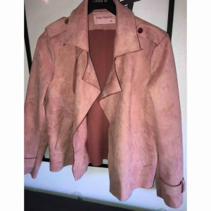  - Rosa mocka (FEJK! ) jacka. Storleken är XL men passar även L. På första bilden ser den ganska fläckig ut i färgen men tycker den mer ser ut som andra bilden :) använd typ 2 ggr