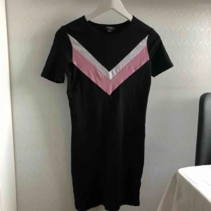  - Kort trikåklänning från Monki 