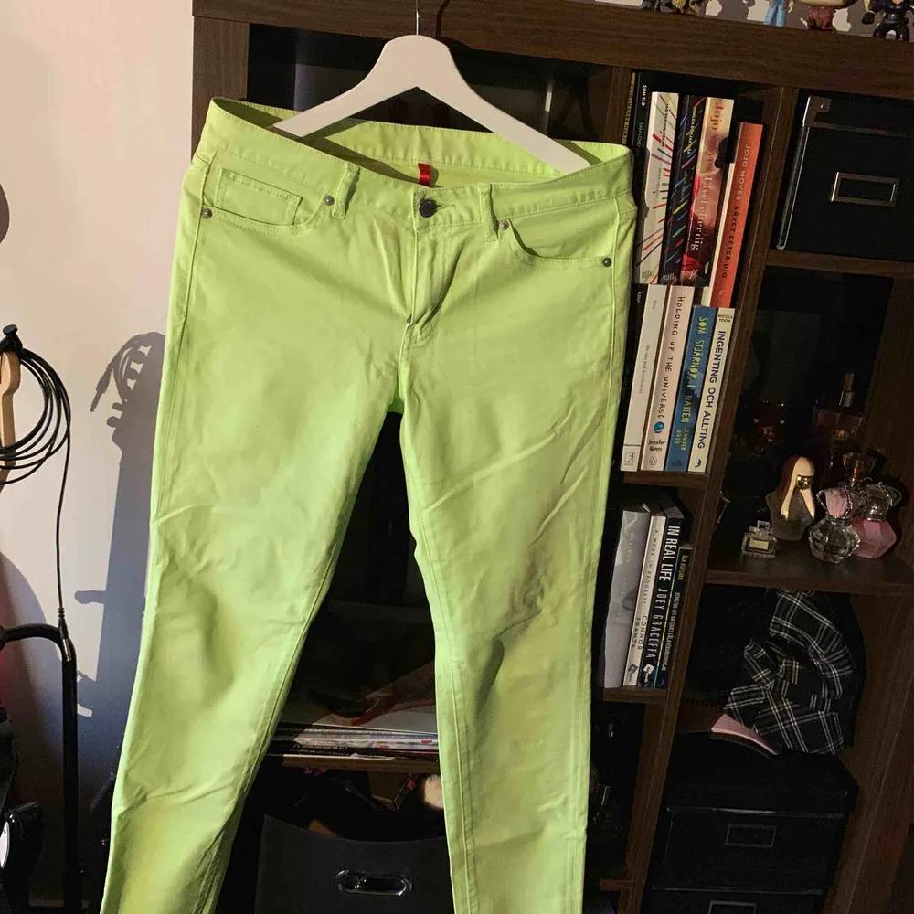 Supercoola neon-gröna jeans från UNIQLO. Säljes pga används aldrig. Kan mötas upp i Stockholm annars står köpare för frakt. . Jeans & Byxor.