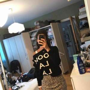  - Perfekt mysig och skön tröja till höst/vintern. Använd enstaka gånger. Print på tröjan: Oh la la. Storlek xxs men funkar till xs-s. Från Tally Weijl.