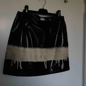 Äkta, vintage moschino jeans kjol i artificiellt läder. Köpt av en kompis för 900kr