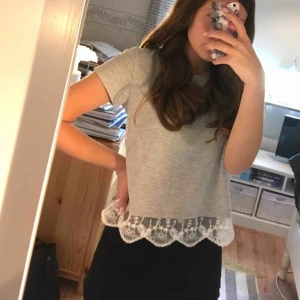  - Grå t-shirt från H&M med vit spets! Stl. 170 men skulle snarare säga S. 
