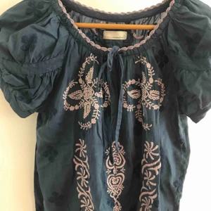  - Säljer min odd Molly blus då den inte kommer till användning. Den är mörkblå med lila blommor. Storlek 1. Köparen står för frakt:) 