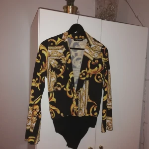  - Snygg mönstrad body. Stretchig i materialet. 