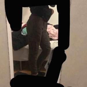  - Ett par jättesnygga gröna typ militärbyxor i jättefint skick. Storlek 158 barn 