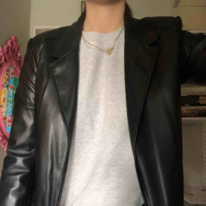  - Säljer läderkappan från Molly Rustas kollektion från bubbleroom! 🌸 Riktigt trevlig höstjacka ;)  Det är inte äkta läder 