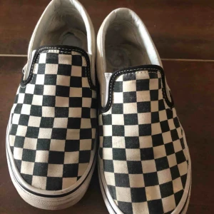  - Svart/vit rutiga vans   Använda flera gånger och har fått ett litet hål där framme, därför det billiga priset!  Strl 36.5  Betalning sker via swish:)