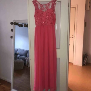  - Superfin långklänning i korall färg. Inköpt på Nelly. Oanvänd. Storlek M, UK10. Köparen står för eventuell frakt 🌸