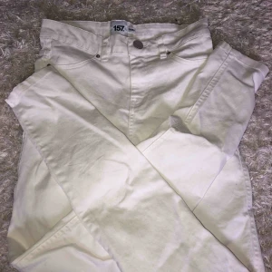  - Vita jeans!  Aldrig använda! Köpte fel storlek. 