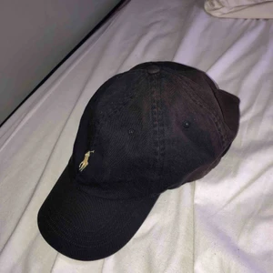  - Mörkblå ralph lauren keps med gult märke. Något solblekt på sidorna, annars fint skick! nypris 399kr 💞☺️🌟