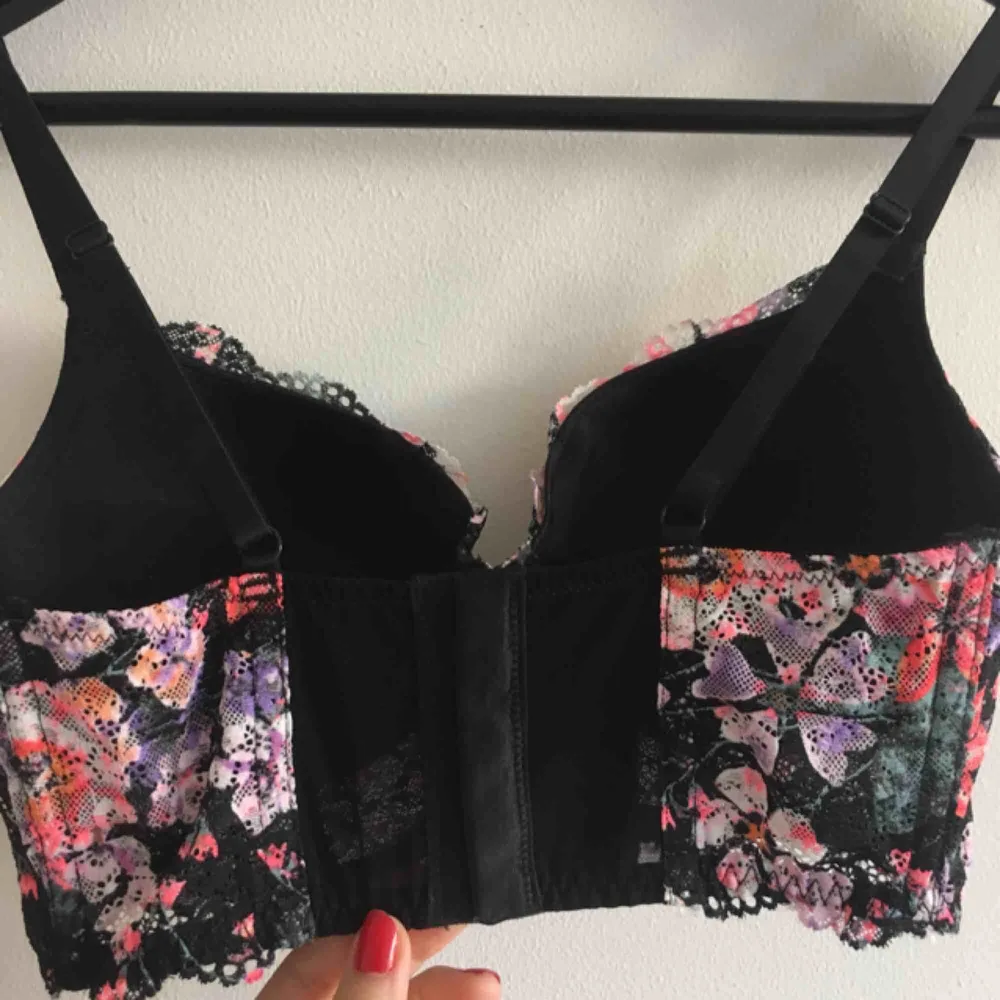 Bustier med push-up från H&M. Använd fåtal gånger. Mycket bra skick! Frakten är inräknad!  . Övrigt.