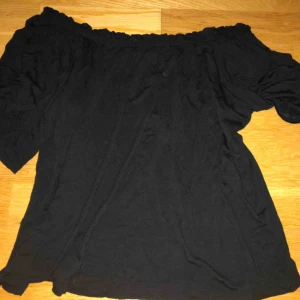  - En fin off shoulder tröja från hm. Tröjan är i fint skick och passar storlek S också skulle jag säga.    Ej upphämtning 